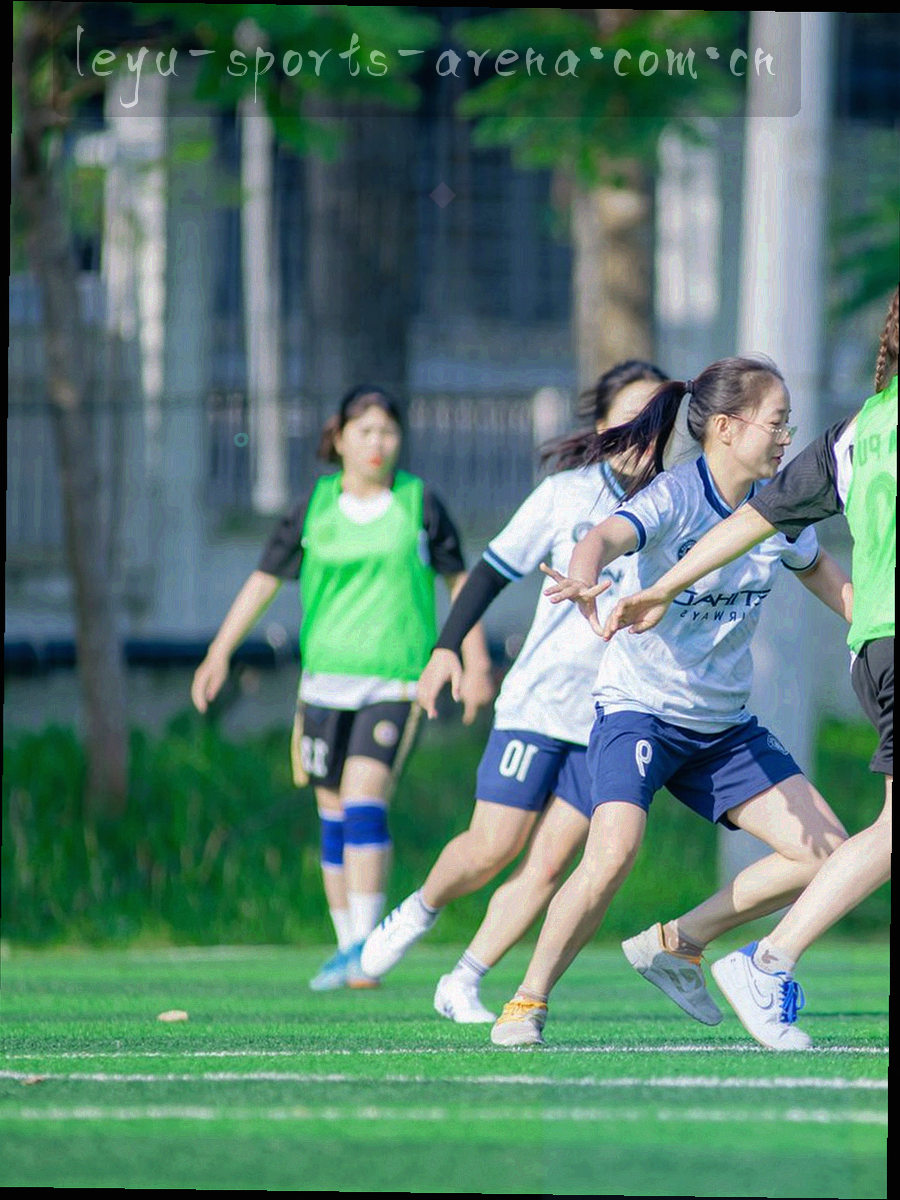 抽象球场边线与荧光青数据轨迹在深墨绿背景上交叠的画面